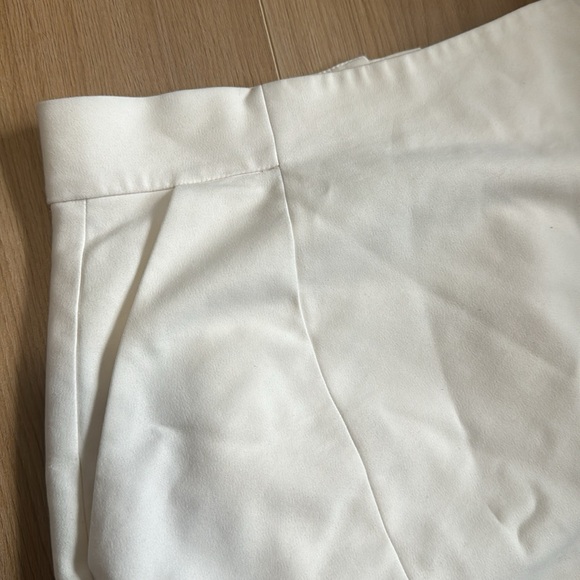 Cream knee length skirt with pockets. - Picture 2 of 4